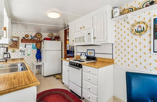 Tolovana Park House | Sandpiper Cottage - Sunny & Bright!