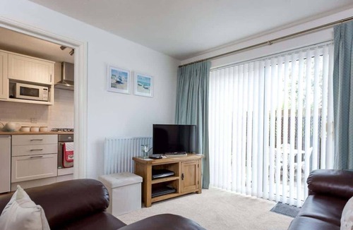 Poole Apartment | Sandpiper - Moments from Baiter Park