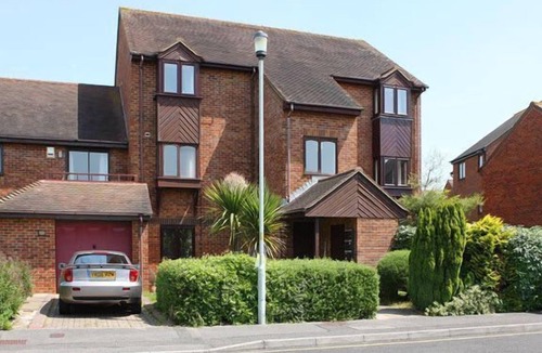 Poole Apartment | Sandpiper - Moments from Baiter Park