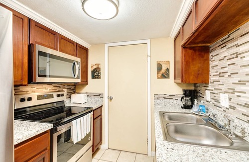 Galveston Condo | Sandpiper Stay - Pool, Near Beach & Seawall!