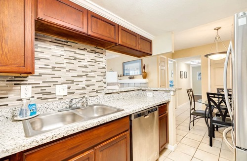 Galveston Condo | Sandpiper Stay - Pool, Near Beach & Seawall!