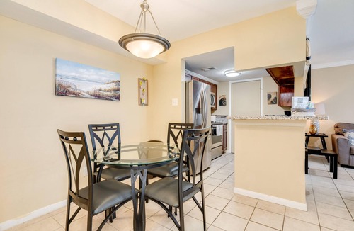 Galveston Condo | Sandpiper Stay - Pool, Near Beach & Seawall!