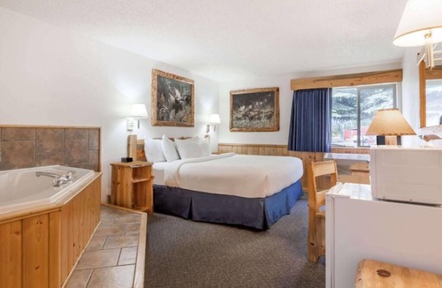 Ponderay Hotel | Sandpoint Inn
