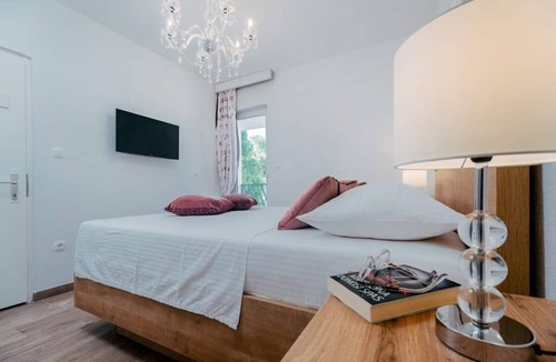 Okrug Donji Apartment | Sandra - Quiet & Close to the Beach - A4