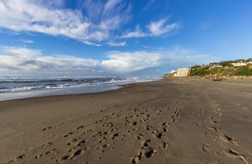 Lincoln City Apartment | Sandstone Point Hotel