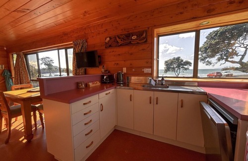 Matapouri House | Sandy Bay Beachfront - Holiday Home