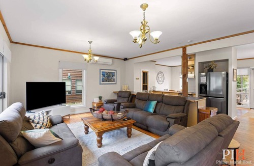 Silverleaves House | Sandy Bay Getaway w Spa 4 Bdr