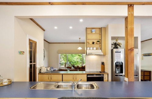 Silverleaves House | Sandy Bay Getaway w Spa 4 Bdr