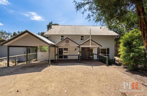 Silverleaves House | Sandy Bay Getaway w Spa 4 Bdr