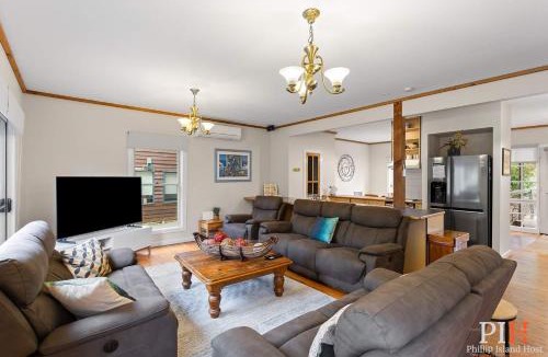 Silverleaves House | Sandy Bay Getaway w Spa 4 Bdr