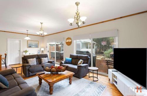 Silverleaves House | Sandy Bay Getaway w Spa 4 Bdr