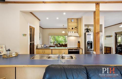 Silverleaves House | Sandy Bay Getaway w Spa 4 Bdr