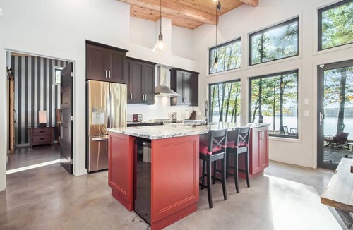 Westmeath Cottage | Sandy beach house property in Ottawa Valley