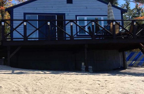 Wakefield House | Sandy Beach Oasis on Lake Ivanhoe