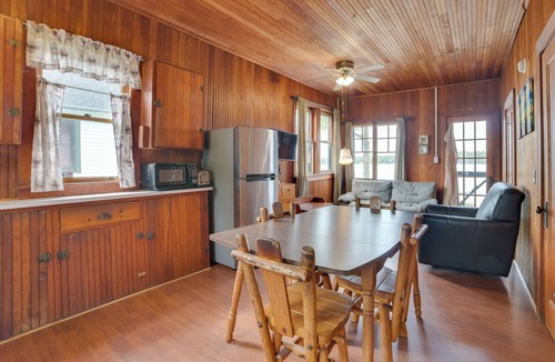 Cedarville Cabin | Sandy Beach & Sunset Views: Lakefront Escape!