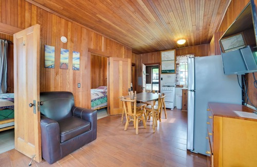 Cedarville Cabin | Sandy Beach & Sunset Views: Lakefront Escape!