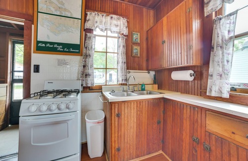 Cedarville Cabin | Sandy Beach & Sunset Views: Lakefront Escape!