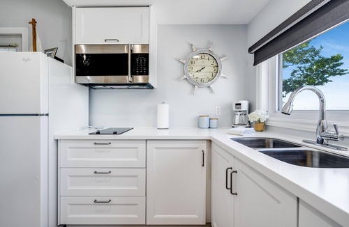 Leamington Cottage | Sandy Beach w/Lake Access | 2BR Near Point Pelee