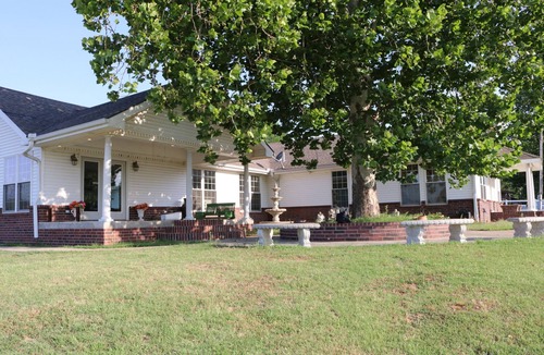 Longtown Villa | Sandy Beaches-Lake Accessn6000 sq. ft. -Sleeps 25 n9 bedrooms, 4 bathrooms
