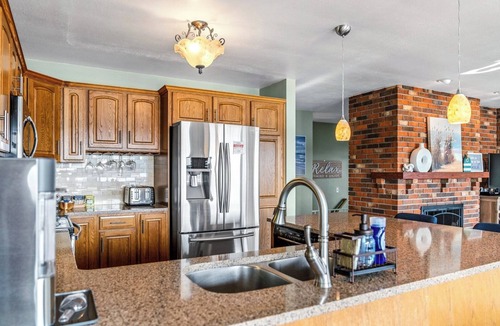 Twin Lake House | Sandy Beachfront | Pontoon Rental | Dog Friendly