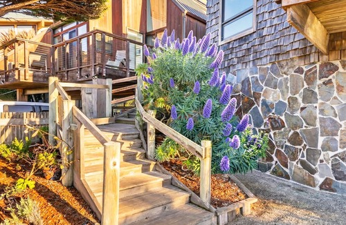 Opal Cliffs House | Sandy BEACHFRONT Surfside - at Corcoran Beach, Newly Remodeled w/HOT TUB!