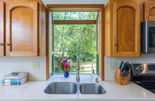 Eastsound Cottage | Sandy Beachfront, Hot Tub, Pet-Friendly, Kayaking