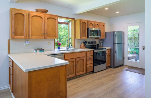 Eastsound Cottage | Sandy Beachfront, Hot Tub, Pet-Friendly, Kayaking