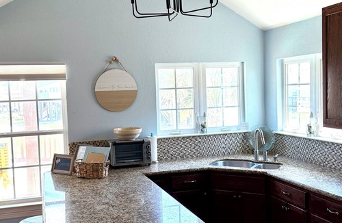 Port Bolivar House | Sandy Blue Heaven – Relaxing Beach Getaway Large Deck, Family, & Pet Friendly