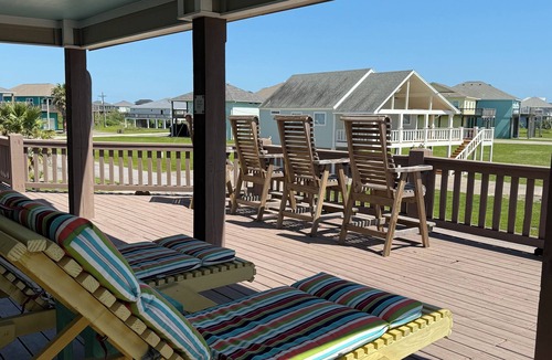Port Bolivar House | Sandy Blue Heaven – Relaxing Beach Getaway Large Deck, Family, & Pet Friendly