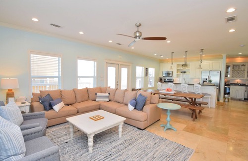 Crystal Beach Cabin | Sandy Bottoms~4 bedroom 2 bathroom~ steps away from the beach with great views!