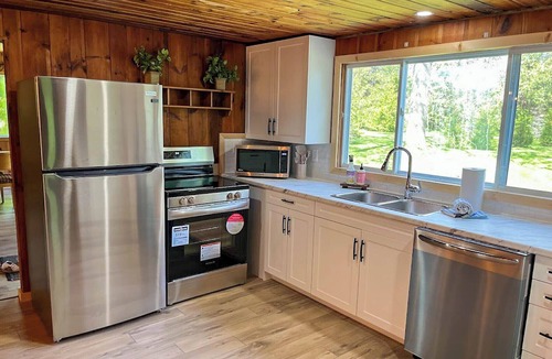 Bayfield Cottage | Sandy Edge Retreat, Awesome Beach!