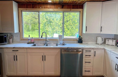Bayfield Cottage | Sandy Edge Retreat, Awesome Beach!
