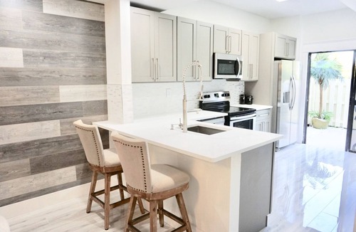 Bella Vista Condo | : Sandy Feet Retreat: Walk to the Beach! :