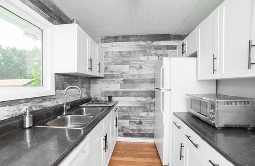 Manitoba House | 🏖 Sandy Hook: 2 Queens, Pet Friendly, One Min to Beach, Ice Fishing and Snaks