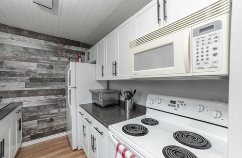 Manitoba House | 🏖 Sandy Hook: 2 Queens, Pet Friendly, One Min to Beach, Ice Fishing and Snaks
