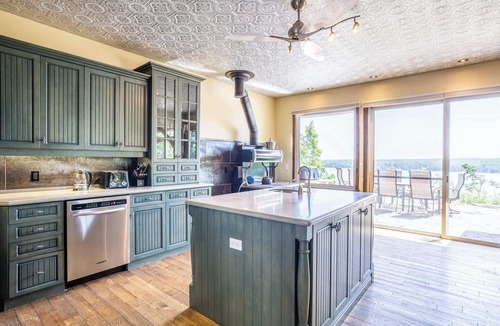 Lakehurst House | Sandy Lake Cottage, Hot Tub & Sauna!