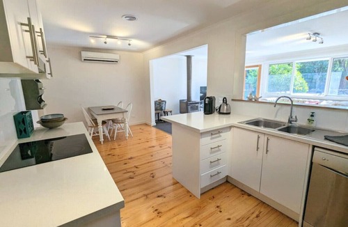 Healesville House | Sandy`s Retreat- wineries, sanctuary, pets,main st