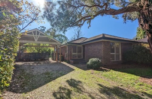 Healesville House | Sandy`s Retreat- wineries, sanctuary, pets,main st