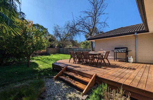 Healesville House | Sandy`s Retreat- wineries, sanctuary, pets,main st