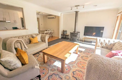 Healesville House | Sandy`s Retreat- wineries, sanctuary, pets,main st