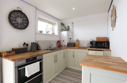 South Hayling Apartment | Sandy Shores | Beachfront Apartment | Sleeps 3