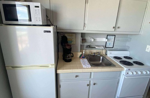 Bostwick Park Condo | Sandy Shores Retreat – Beach Access + Pool