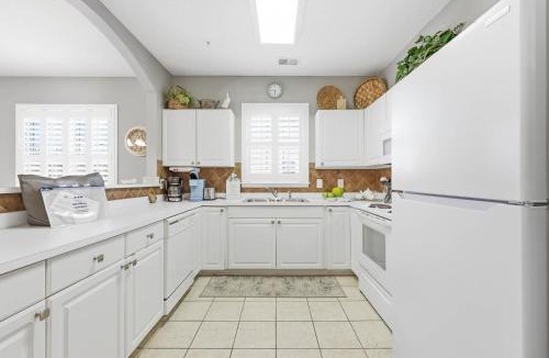 North Myrtle Beach House | Sandy Tee Resort Suite w Giant Pool Oasis