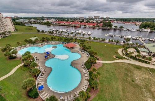 North Myrtle Beach House | Sandy Tee Resort Suite w Giant Pool Oasis