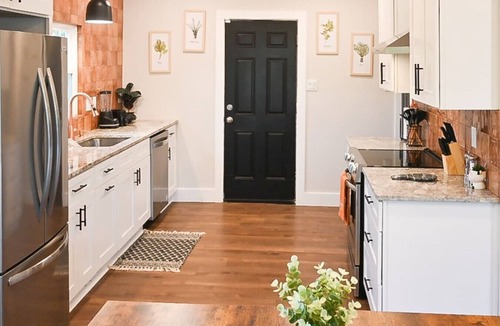 Rio Vista House | SanMarcos River Retreat|Modern|Spacious|Sleeps 12!