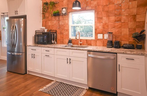 Rio Vista House | SanMarcos River Retreat|Modern|Spacious|Sleeps 12!