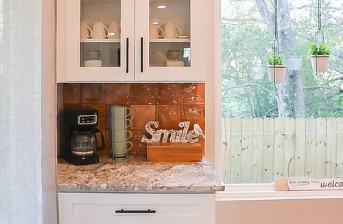 Rio Vista House | SanMarcos River Retreat|Modern|Spacious|Sleeps 12!