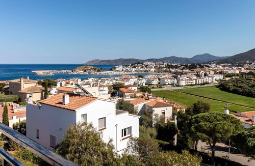 Llanca Apartment | Sant Genís 19 - top-floor apartment with terrace