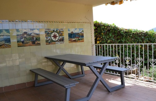 Llanca Apartment | SANT GENIS 4 Large and sunny apartment with garden