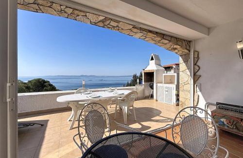 Almadraba-Canyelles Apartment | Santa Barbara